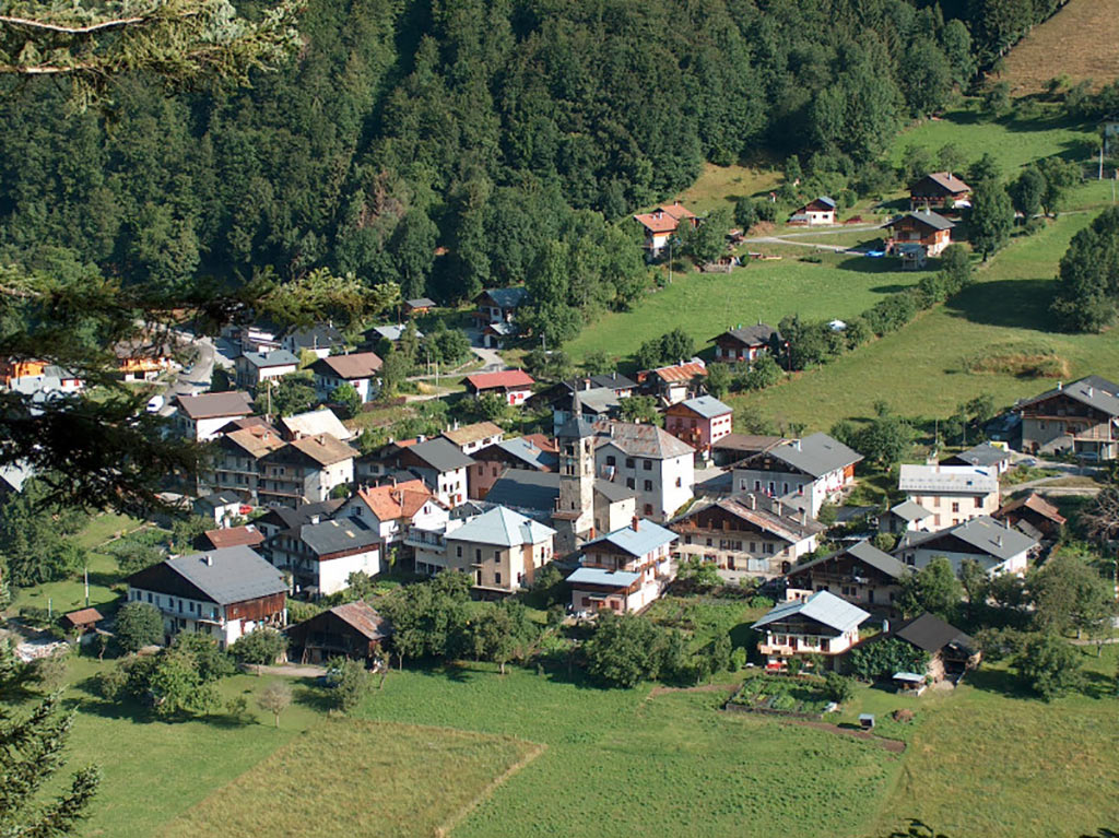 Le village de Villard sur Doron vu de loin
